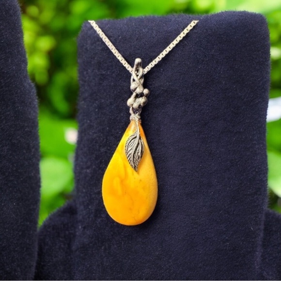 Jewelry - Vintage butterscotch amber pendant and chain necklace